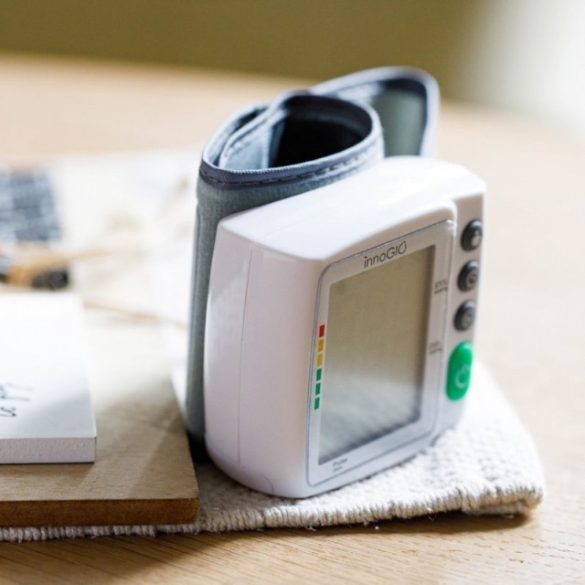 InnoGIO GIOpulse csukló vérnyomásmérő