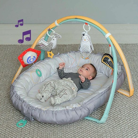 Taf Toys babafészek és játszószőnyeg 2in1 játékhíddal és zenelejátszóval
